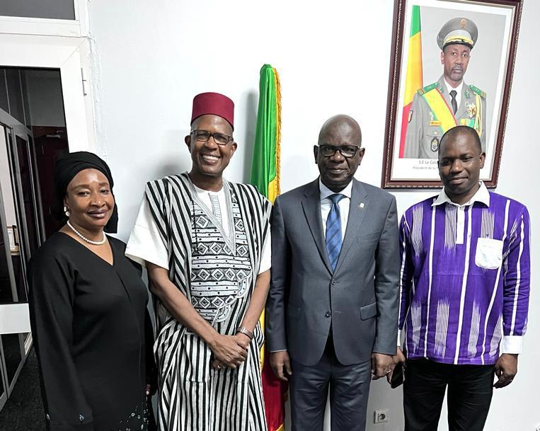 Visite d’échanges et de travail du Directeur du Centre culturel Kôrè à M. le Ministre de l’environnement et du développement durable, Modibo Koné, sur la nouvelle saison verte du CCK et Ségou’Art-Festival sur le Niger.