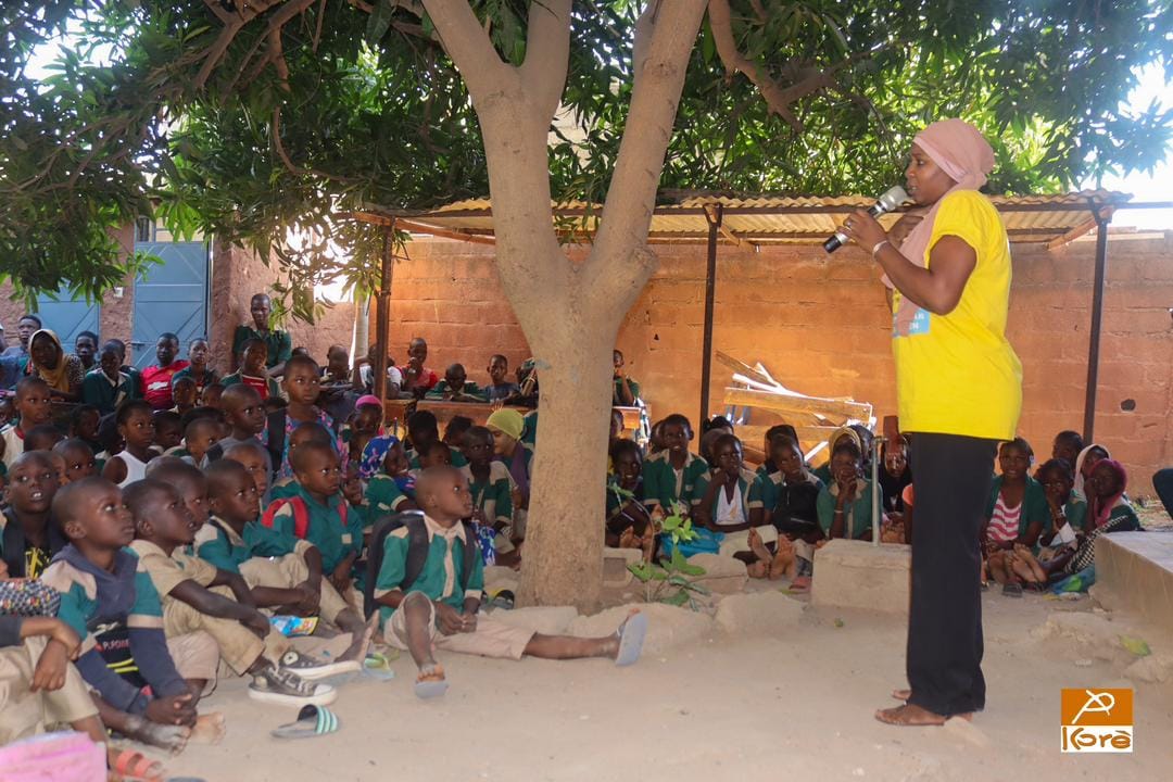 Maaya et Citoyenneté Le conte à l’école au complexe scolaire KAWSAR suivie de la restitution de l’atelier d’initiation des scolaires au conte. Merci aux lycées partenaires (Michelle Allaire et Cheick Modibo Diarra) et Anw Jigi Art.